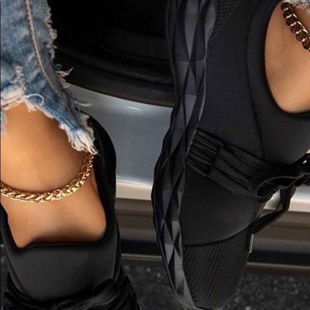 Daily flat heeled sneakers.